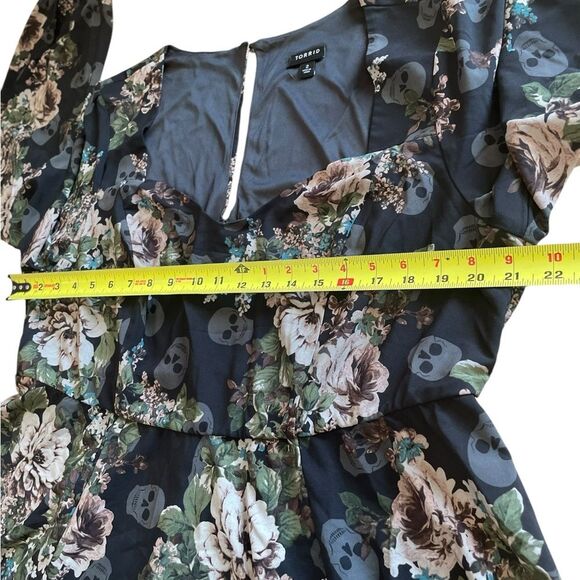Torrid Flowers and Skull Print Blouse Peplum Crepe Sweetheart Neck Womens 2X - Picture 10 of 12